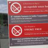 �Il Policlinico di Bari � un ospedale senza fumo: � vietato fumare in tutto l'ospedale (aree interne ed esterne). Pu� costarti fino a 550 euro�. Sono queste le frasi che campeggiano sui numerosi cartelli �no smoking� sparsi per il Policlinico, il principale nosocomio del capoluogo pugliese